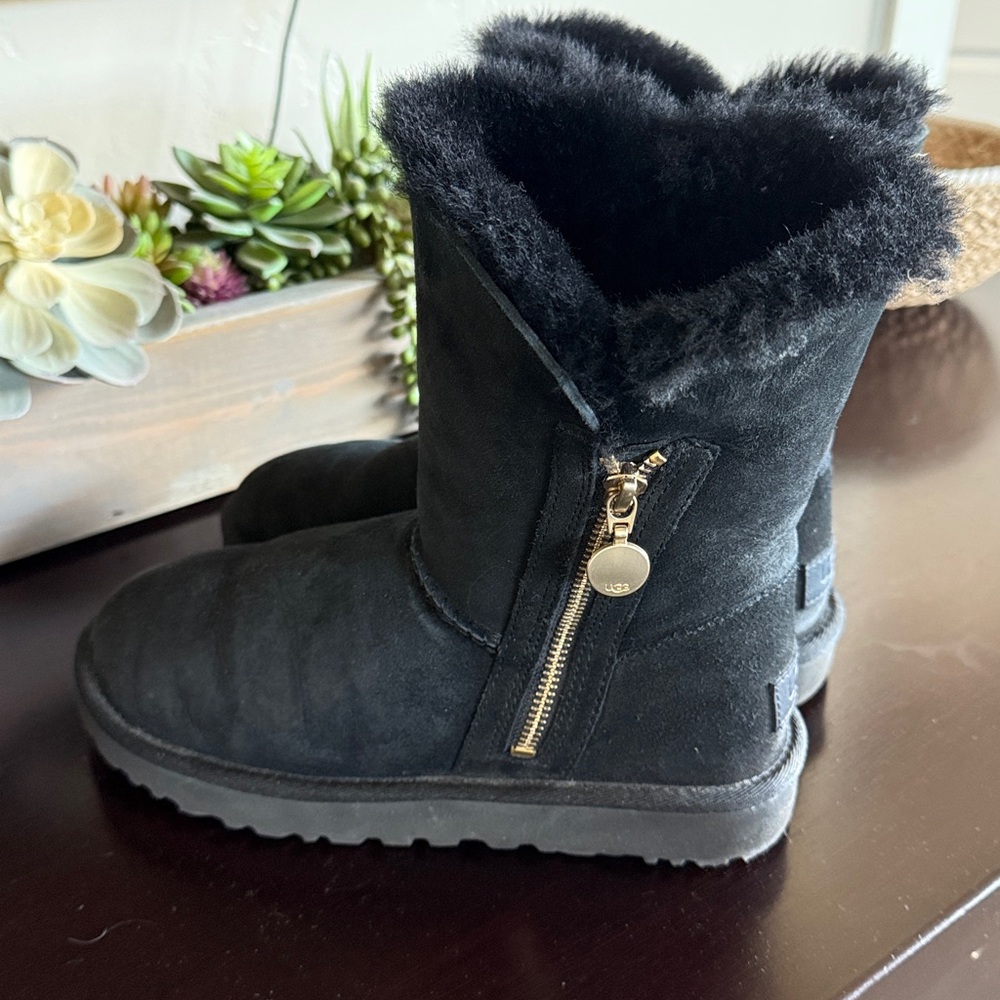 UGG Bailey zip short boots